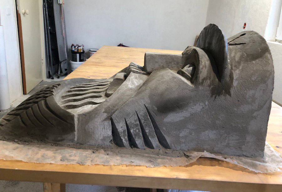 Борода в лодке: калининградцам показали первый горельеф для дома на проспекте Мира