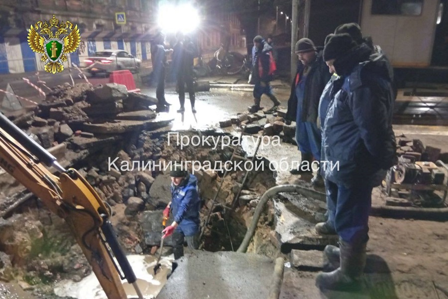 «Водоканал» до пяти утра чинил поврежденный подрядчиком трубопровод на Портовой