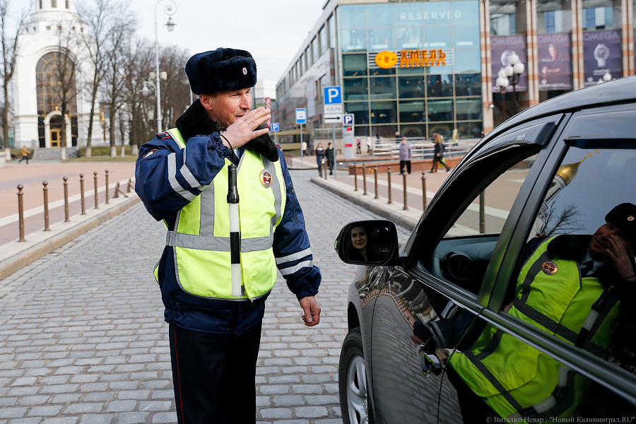 Простые романтики: как сотрудники ГИБДД девушкам цветы дарили (фото)