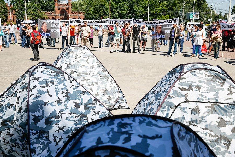 Между ямой и Китаем: как «янтарщики» на площади Василевского митинговали