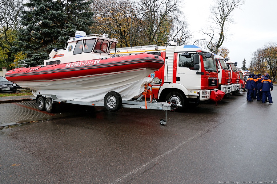 Мотоциклы и медали: как в МЧС региона подарки из рук министра получали