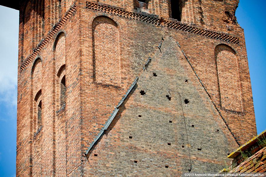 Заваренный вход и ажурные решетки: судьба кирхи в Знаменске после консервации