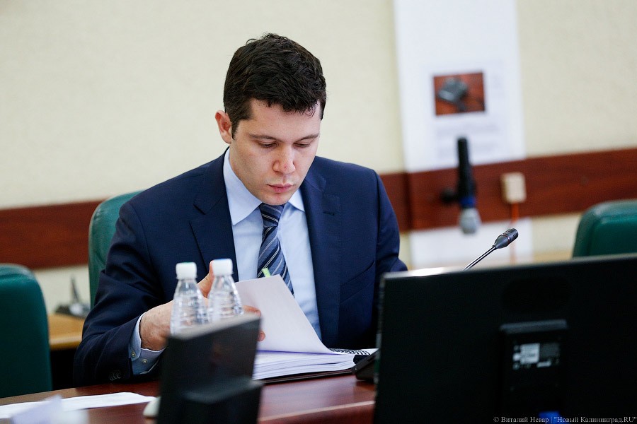 Алиханов зачитал по бумаге письмо своего пресс-секретаря про земельную сделку