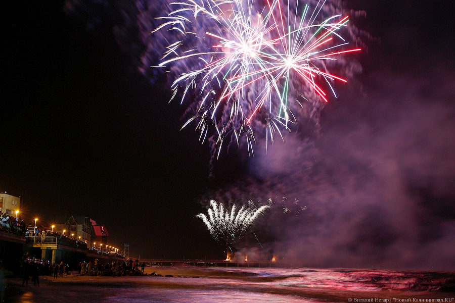 Небо, море и огни: в Зеленоградске стартовал чемпионат фейерверков