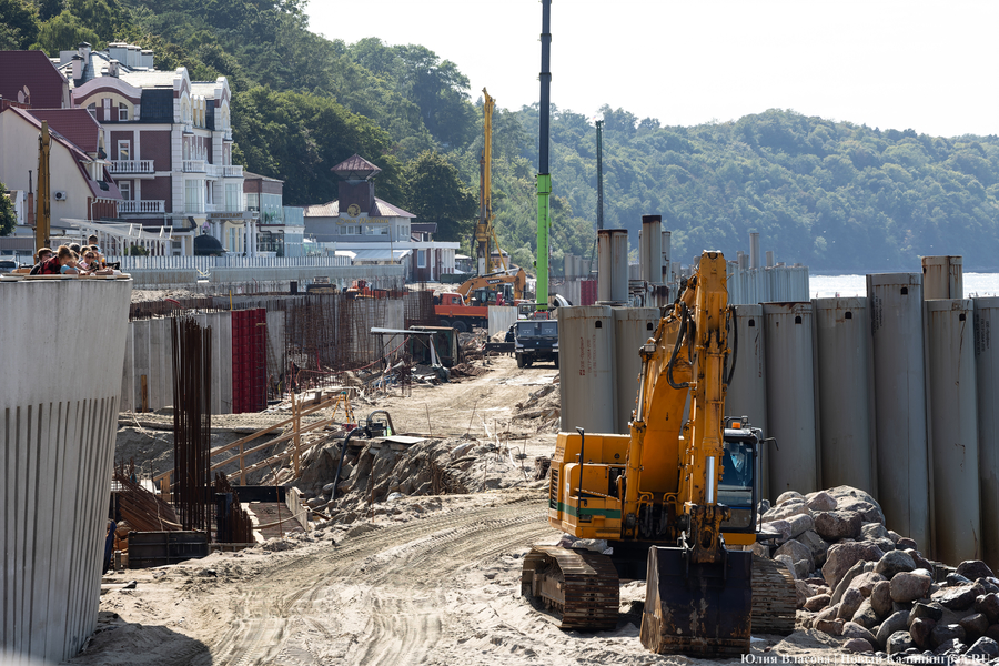 С видом на море и стройку: как выглядит пляж в Светлогорске этим летом