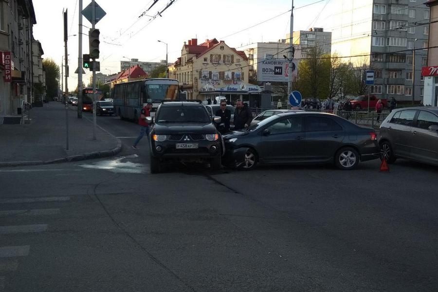 В Калининграде столкнувшиеся легковушка и внедорожник заблокировали ул. Горького (фото)