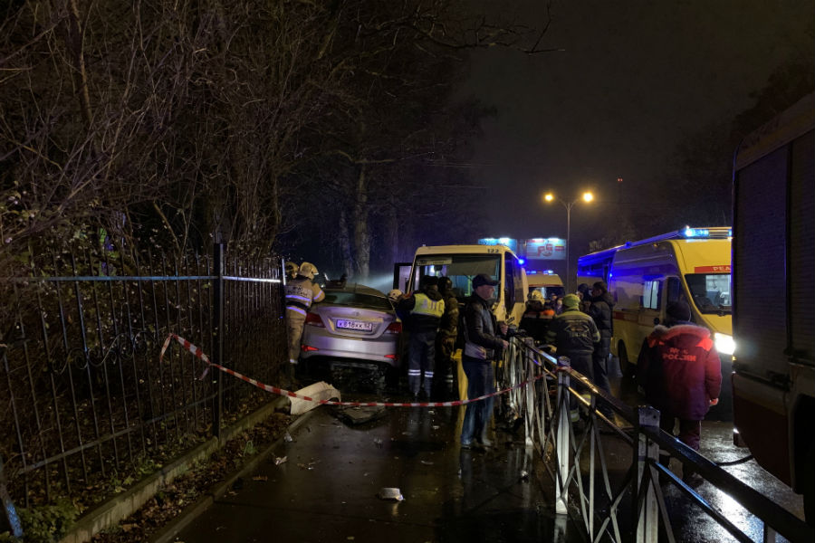 В Калининграде маршрутка столкнулась с легковушкой. Дети оказались заблокированы в салоне (фото)