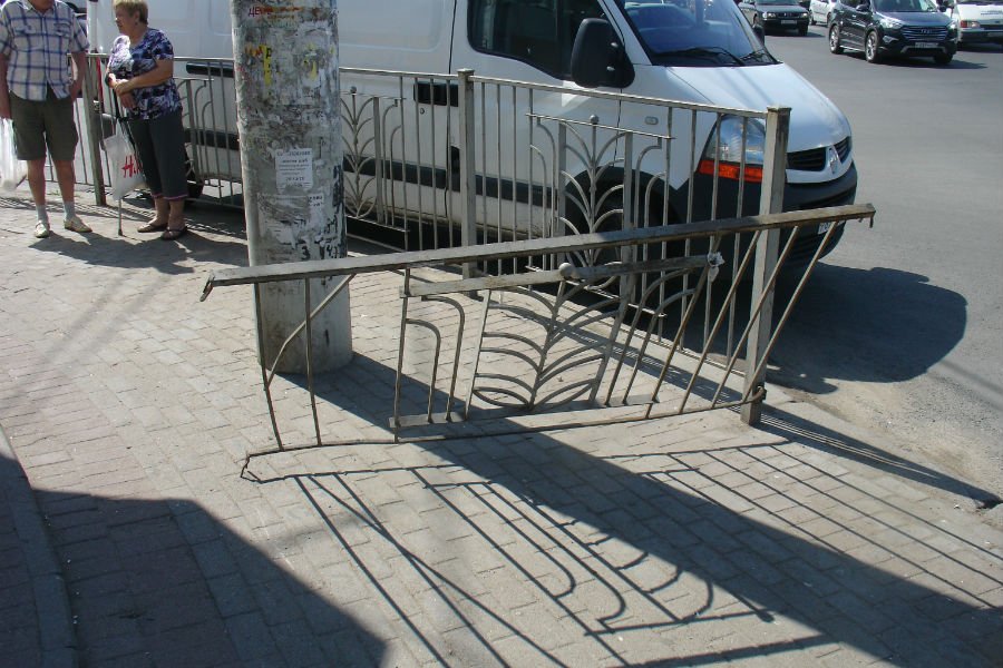 Машина пронеслась в шаге от людей: очевидцы об аварии на 9 Апреля