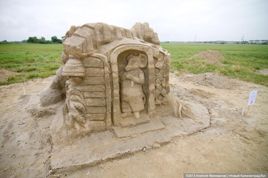 Песочная Гофманиана: под Гурьевском проходит второй фестиваль песчаных скульптур