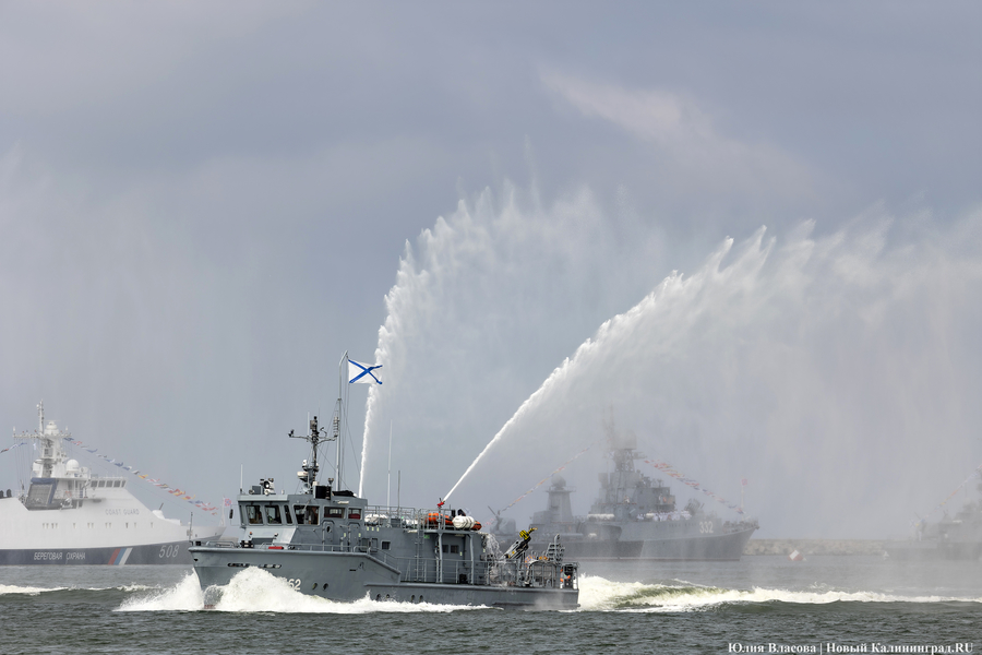 День ВМФ в Балтийске: как прошел парад кораблей Балтфлота (фото)