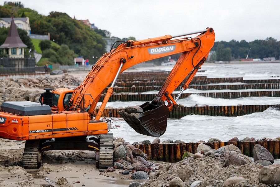 Время собирать камни: как восстанавливают берег у резиденции в Пионерском (фото)