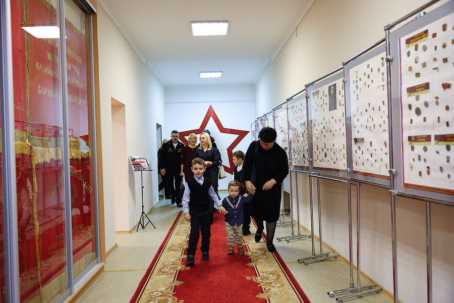 Был учителем, осталось трое детей: вдове контрактника из Гусева вручили золотую звезду (фото)