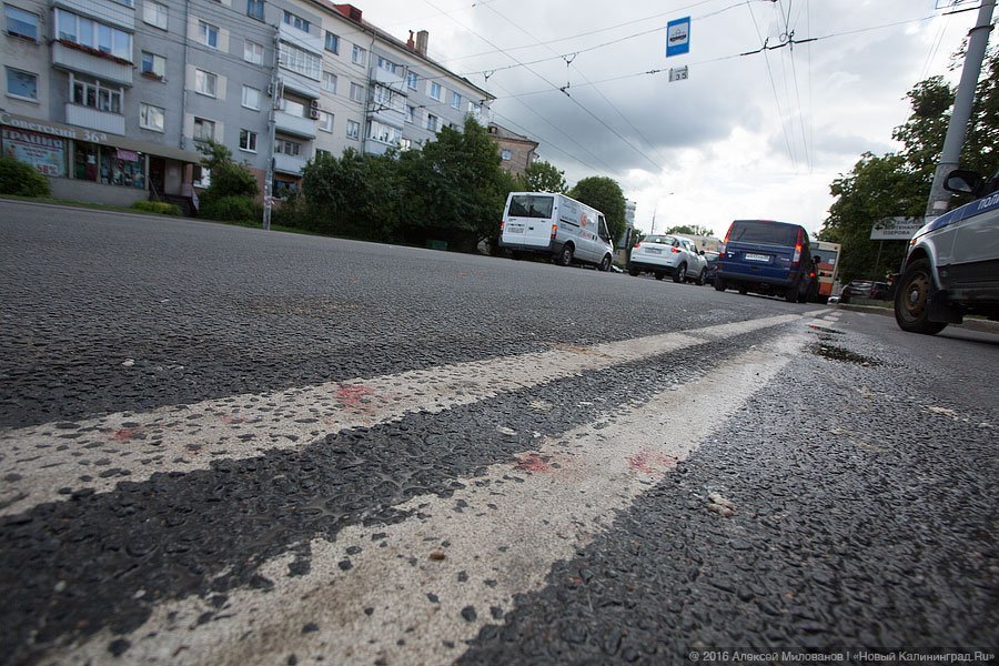Кровавый след: в Калининграде автобус сбил женщину, шедшую на трамвай