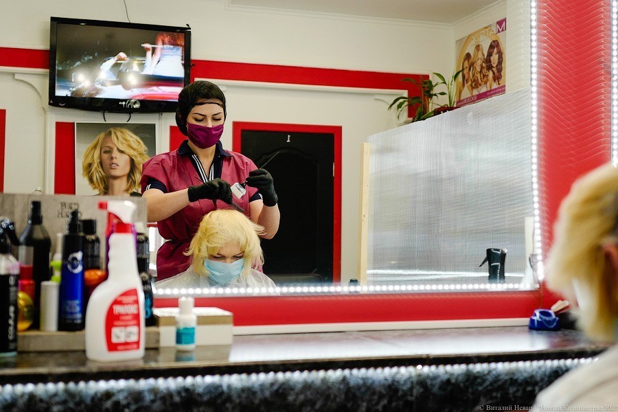 В масках и на дистанции: в Калининграде открылись торговые центры и парикмахерские