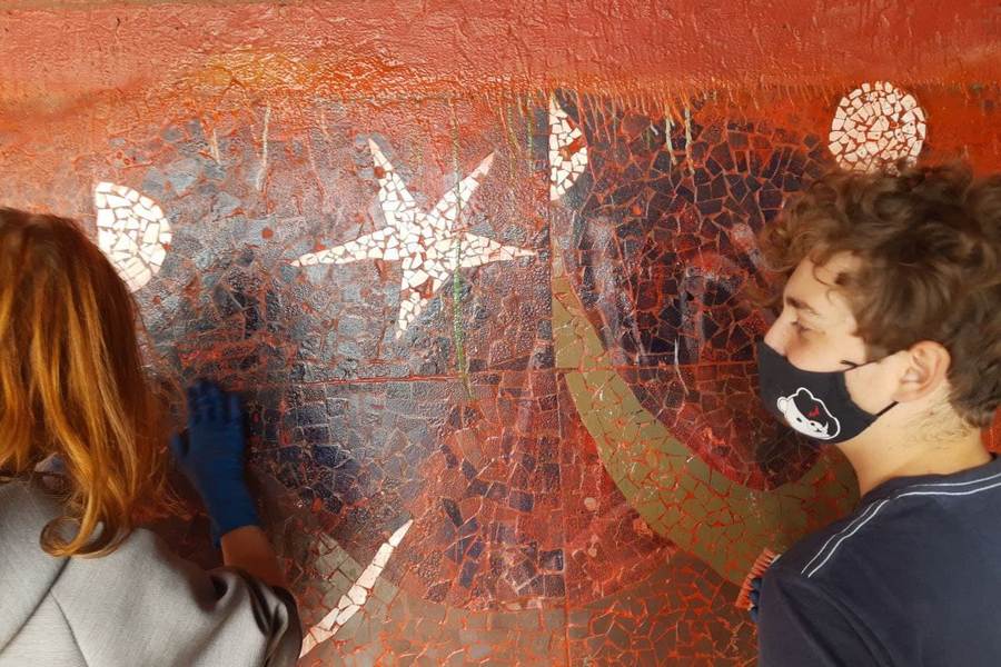 Активисты очистили мозаику на остановочном павильоне под Калининградом (фото)