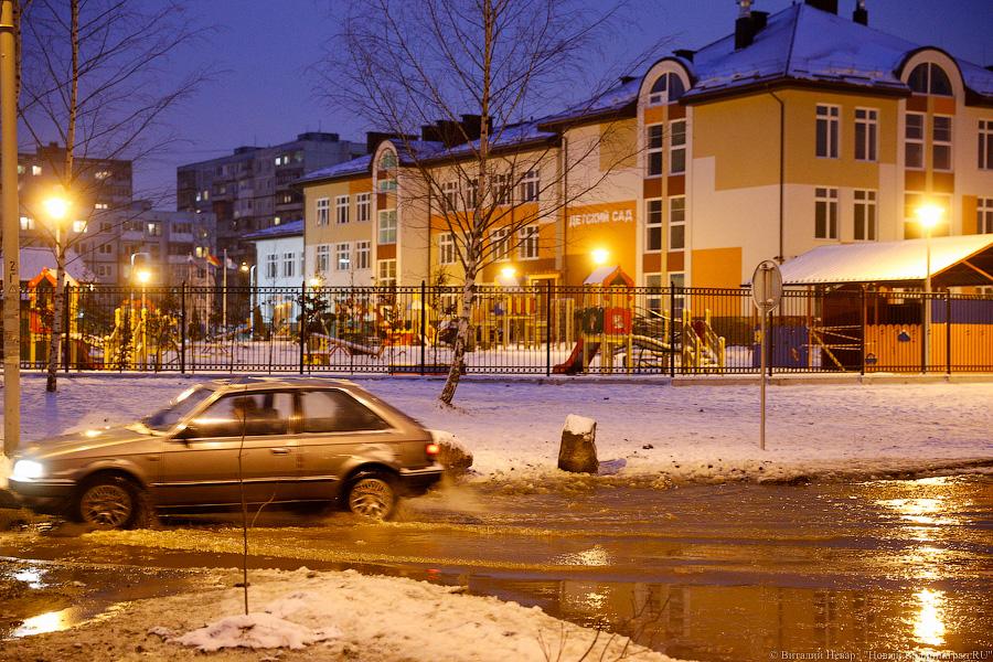 Ледовый остров: под второй эстакадой прорвало трубопровод (фото)