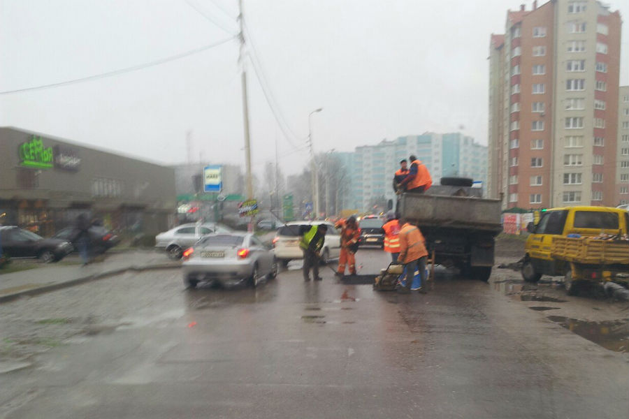 Очевидец: в Калининграде в дождь укладывают асфальт (фото)