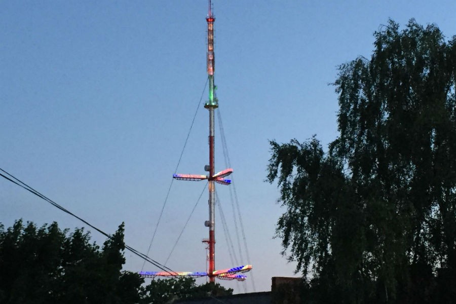 «Стала новогодней ёлкой»: телевышку на Советском проспекте подсветили (видео)