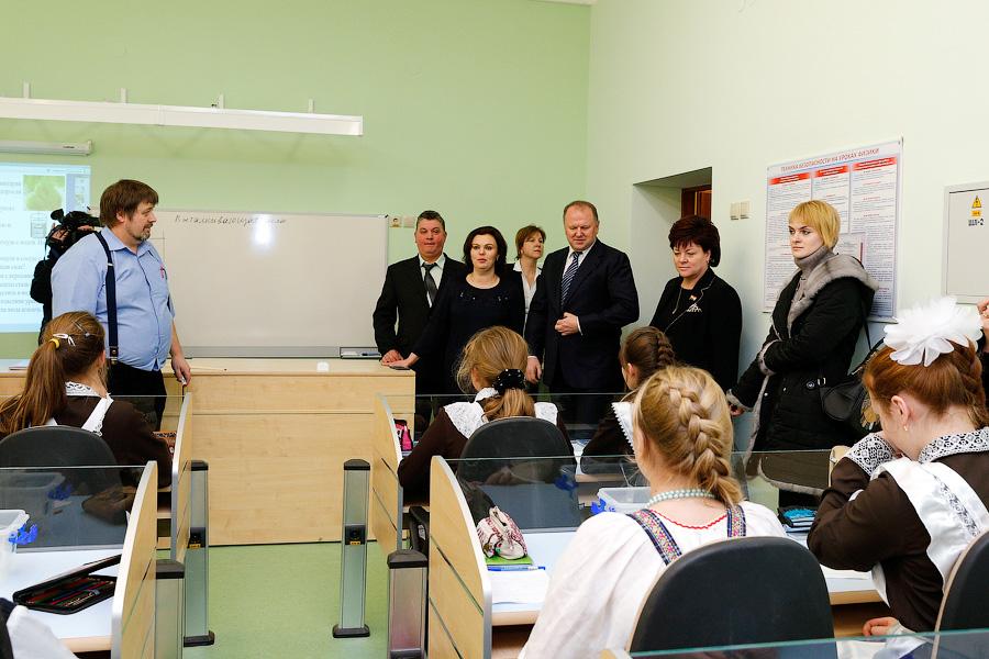 Портрет Путина и вид сзади: как открывали «Школу будущего» в Краснознаменске