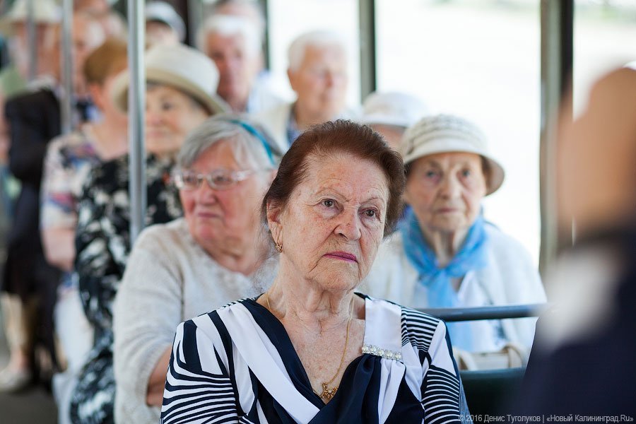 Почти ровесники: в Калининграде прошла трамвайная экскурсия для ветеранов