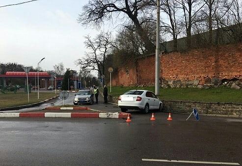 В Калининграде «Шкода» въехала в грузовик и бордюр: пострадала 29-летняя пассажирка