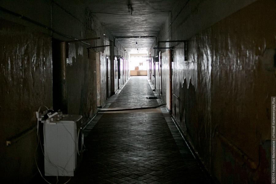 Собачий холод: в разгромленной бывшей казарме на Артиллерийской без тепла и воды живут люди