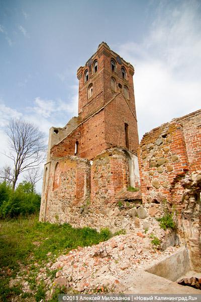 «А денег нет»: в переданной РПЦ кирхе 14-го века в Храброво валяются человеческие кости