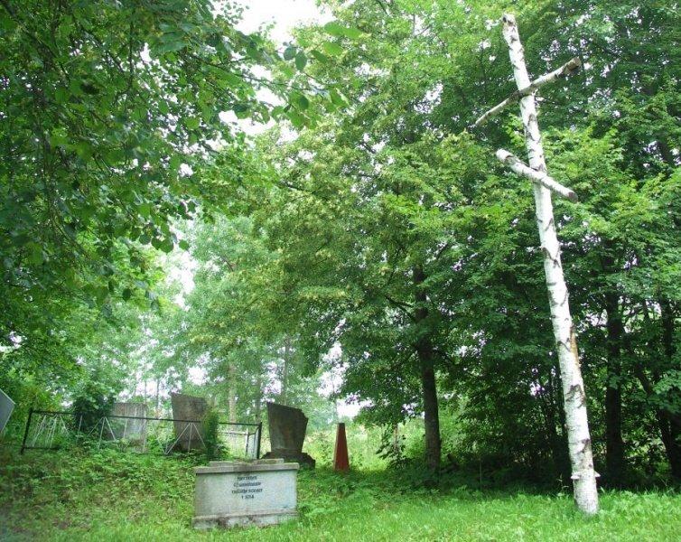 Неизвестные сломали памятник на могиле 92 русских воинов в Озёрском районе (фото)