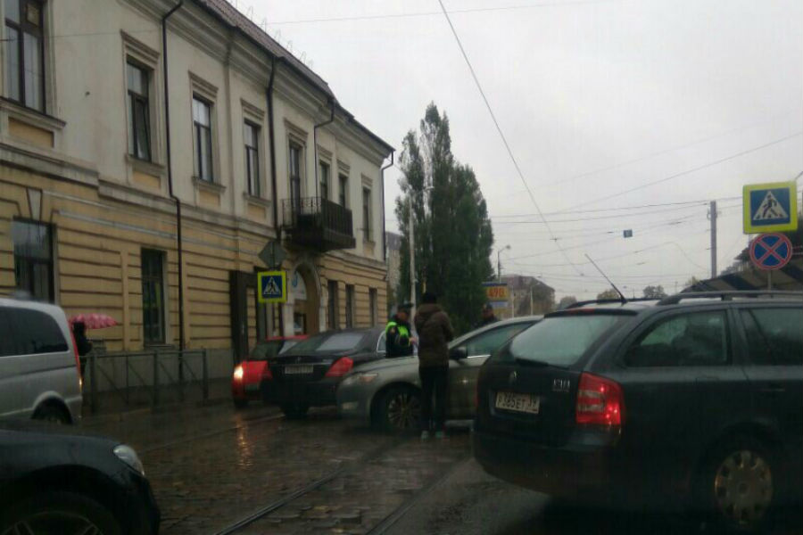 На Фрунзе из-за аварии блокировано движение трамваев (фото)