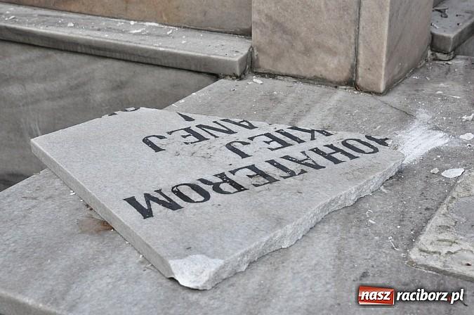 Польские СМИ: жители польских городов выступают против советских памятников (фото)