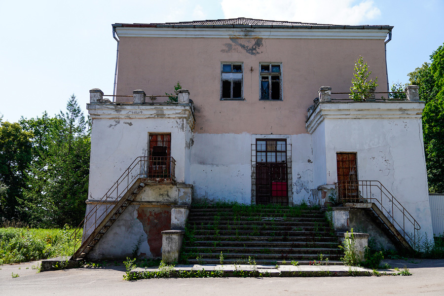 Усадьба разбитых окон: как выглядит Командный пункт 43-й армии перед реконструкцией (фото)