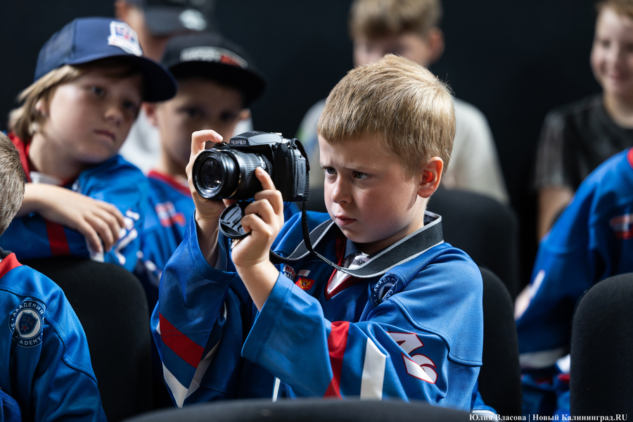 «Локосемья»: в Калининград из Ярославля привезли хоккейный Кубок Гагарина (фото)
