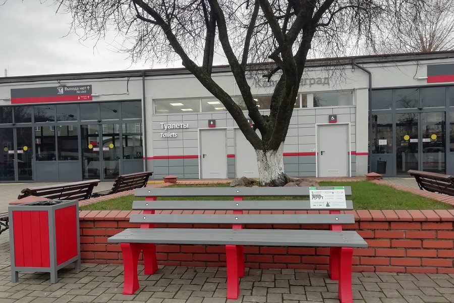 В Калининграде на Северном вокзале установили первую «экоскамейку» (фото)