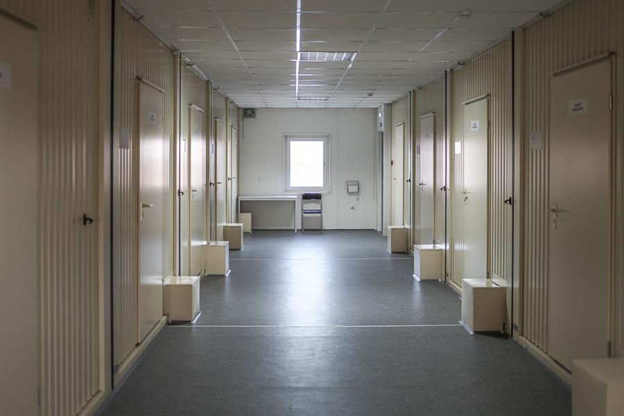 Уют за колючей проволокой: что ждет иностранцев, попавших в миграционный центр