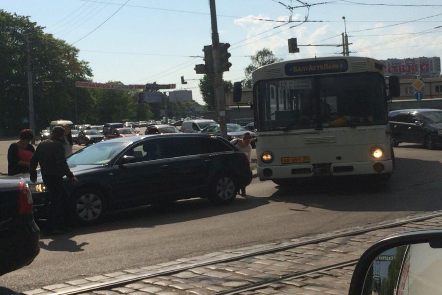 На ул. Дзержинского столкнулись «Ауди» и автобус, образовалась пробка (фото)