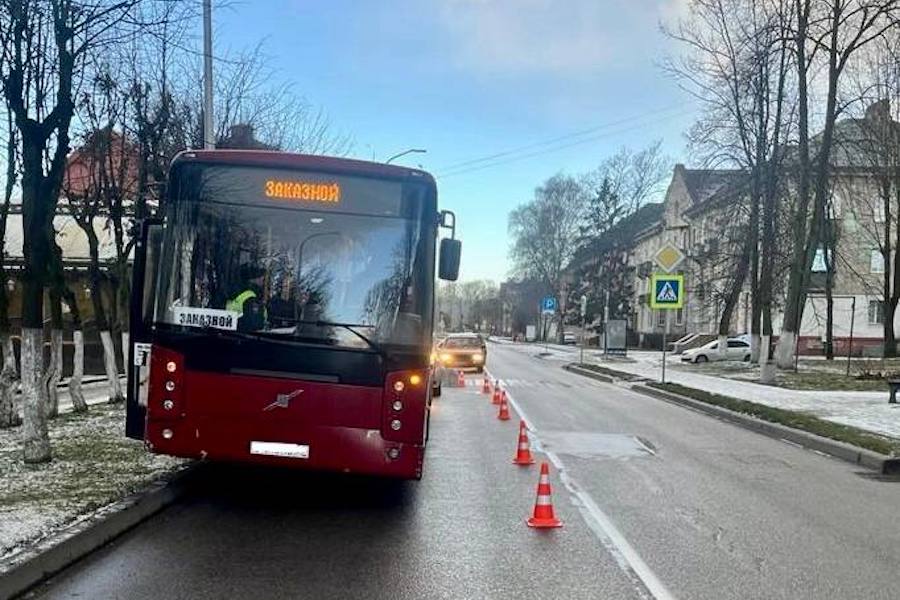 Водителю стало плохо: в Балтийске пассажирский автобус врезался в столб (фото)