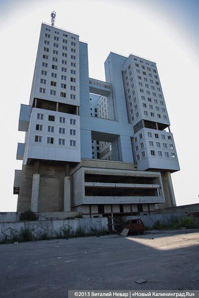 Позабыто, позаброшено: что скрывается за забором «Сердца города» у Дома Советов