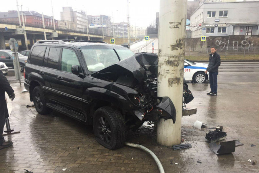 Водитель врезавшегося в столб на Моспроспекте «Лексуса» получил травмы