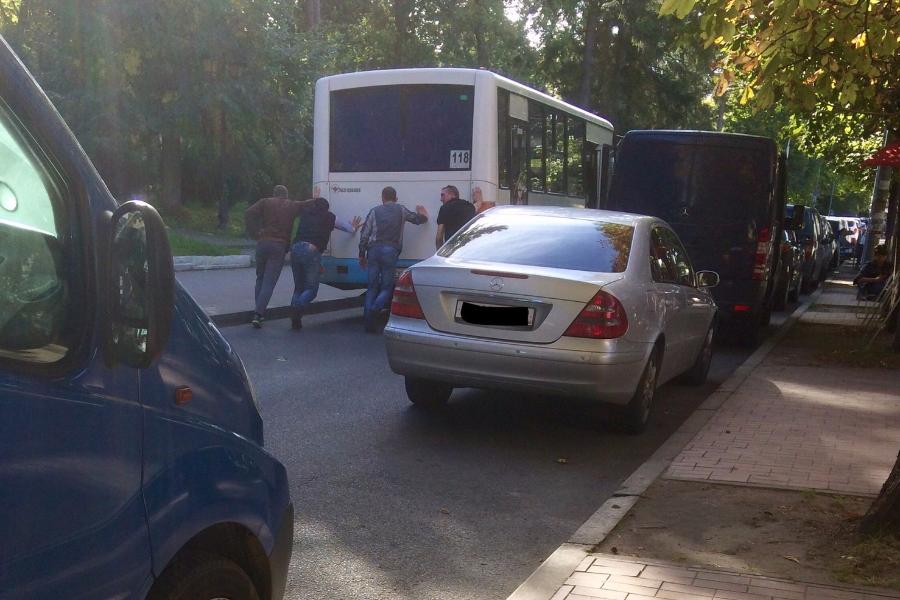 В Светлогорске пассажирам пришлось толкать сломавшийся автобус (фото)