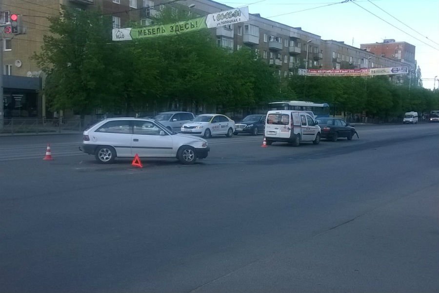 На Ленинском проспекте столкнулись три авто (фото)
