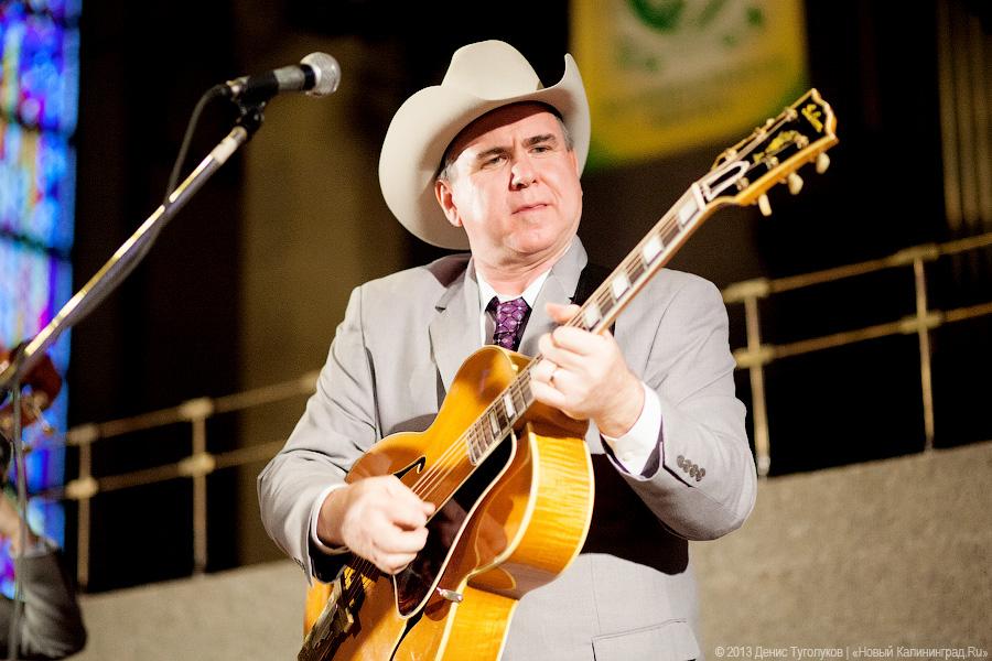 «Всем сестрам по серьгам»: фоторепортаж с концерта The Quebe Sisters Band