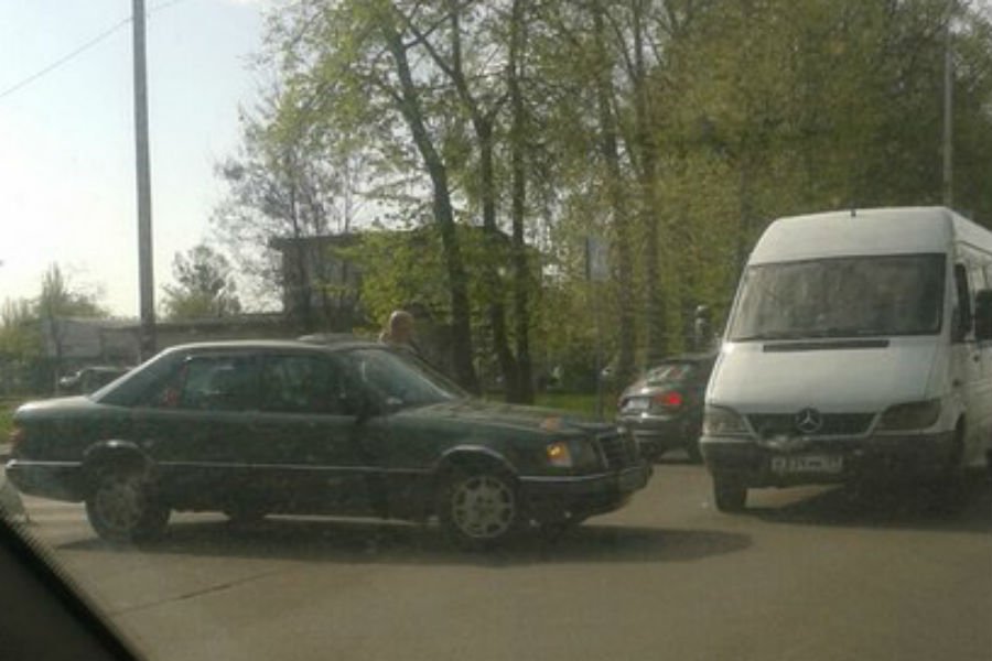 На пересечении Сибирякова и Нарвской столкнулись два авто, движение затруднено (фото)