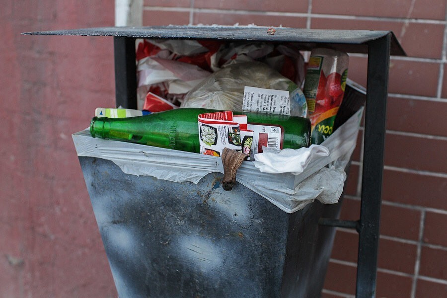 «Урны уходят, основания остаются»: в Калининграде крадут уличные мусорки