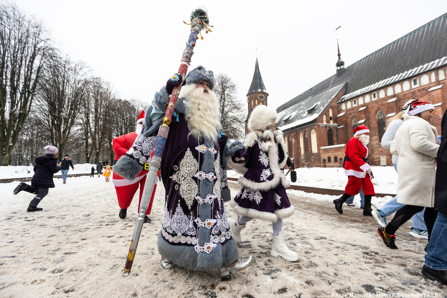 Цвет настроения — красный: на острове Канта прошёл благотворительный забег Дедов Морозов