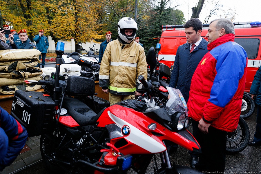 Мотоциклы и медали: как в МЧС региона подарки из рук министра получали