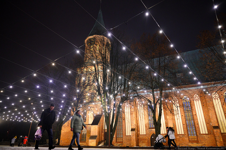 Калининград тоже украсили к Новому году. Сможете определить, где лучше? (фото)