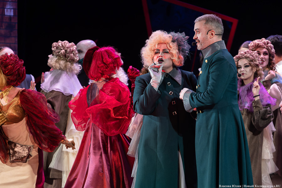С интонациями The Beatles: в Музыкальном театре показали «Гоголюцинации Чичикова» (фото)