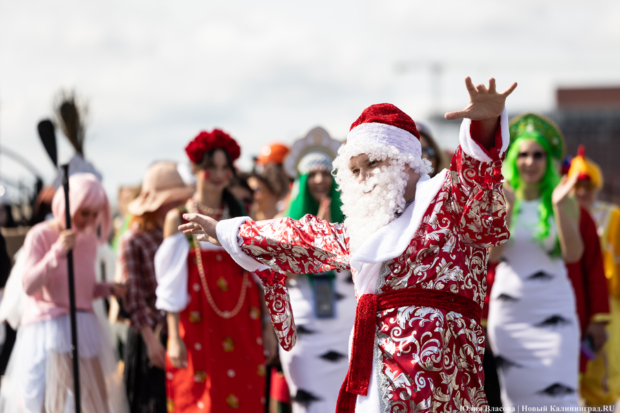 Царевны и богатыри на сапах: как в Калининграде прошёл костюмированный заплыв (фото)