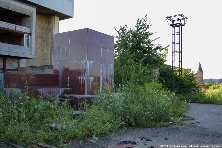 Позабыто, позаброшено: что скрывается за забором «Сердца города» у Дома Советов