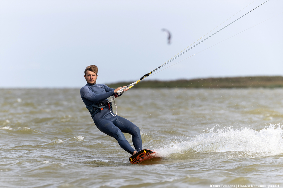 По воде против ветра: на Куршском заливе соревновались под кайтом и с крылом (фото)